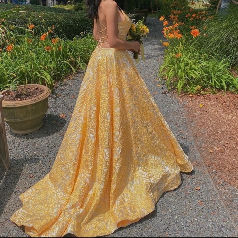 GORGEOUS SHERRI HILL PROM GOWN